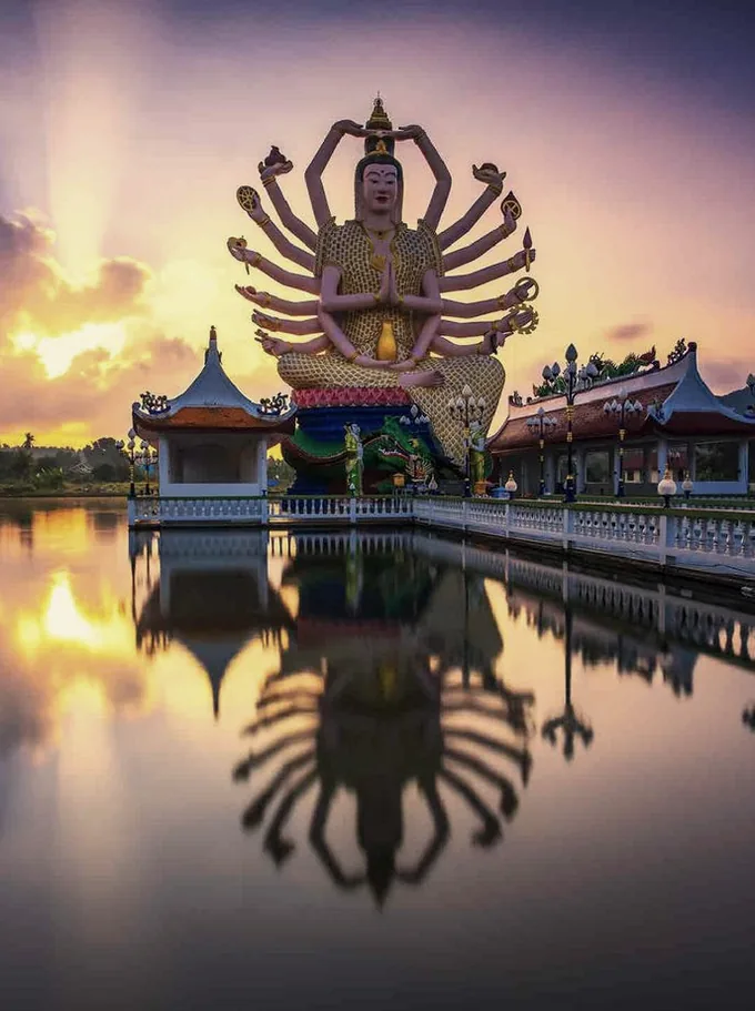 Wat Plai Laem, the Guanyin statue reflected in the water